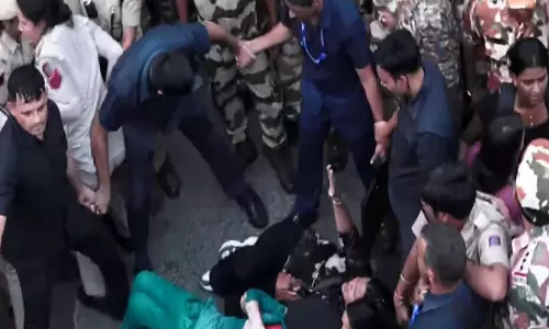 SIR विरोध में सड़क पर लेटीं प्रियंका गांधी पुलिस ने हिरासत में लिया SIR विरोध में सड़क पर लेटीं प्रियंका गांधी पुलिस ने हिरासत में लिया