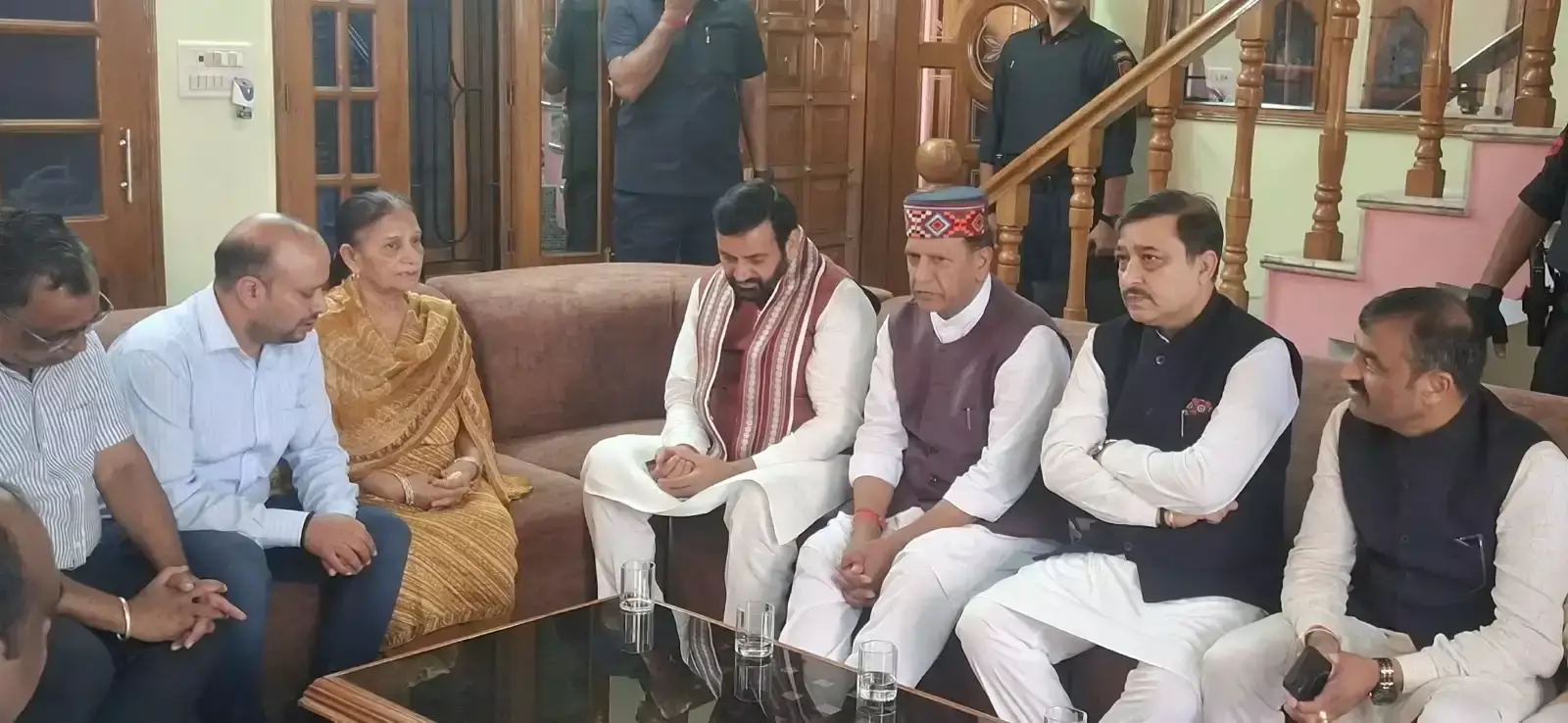नाहन पहुंचे हरियाणा सीएम, गुप्ता परिवार से की भेंट
