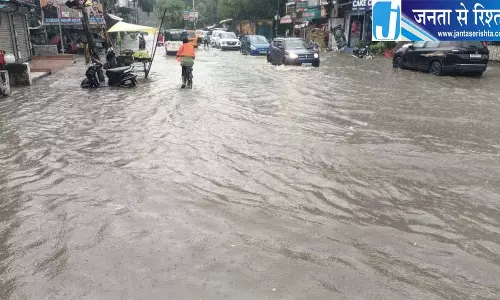 लखनऊ में भारी जलभराव सड़कों पर यातायात प्रभावित लखनऊ में भारी जलभराव सड़कों पर यातायात प्रभावित