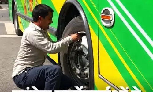 राहुल गांधी की बस के टायर से निकाली हवा, प्रदर्शन तेज राहुल गांधी की बस के टायर से निकाली हवा, प्रदर्शन तेज