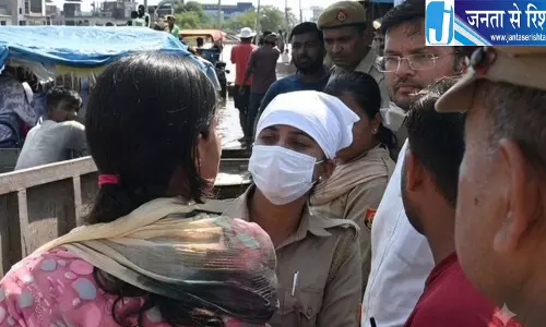 लखनऊ में नगर आयुक्त पर भड़की महिला, बोली- आंखें निकाल लूंगी