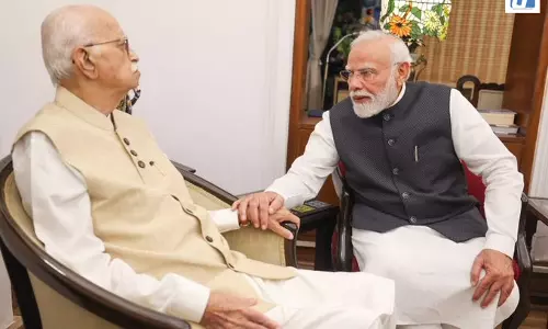 सरकार के मुखिया के तौर पर 25 साल पूरे, आडवाणी के घर पहुंचे पीएम मोदी
