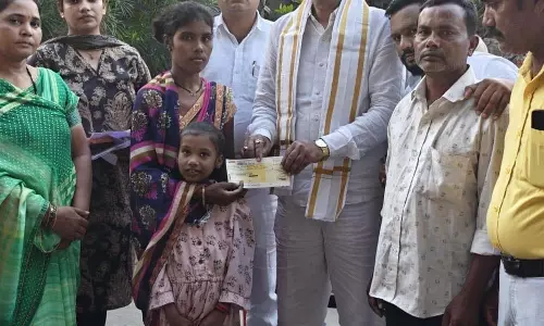 ग्रामीण विधायक मोतीलाल साहू ने परिजनों से मुलाकात कर चेक प्रदान किया