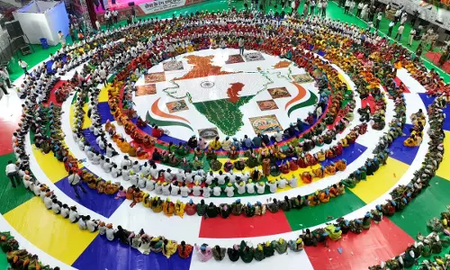 सेवा के 25 वर्ष राष्ट्रप्रेम के रंग रंगा रायपुर, 5 हजार लोगों ने बनाई भव्य ‘ह्यूमन रंगोली सेवा के 25 वर्ष राष्ट्रप्रेम के रंग रंगा रायपुर, 5 हजार लोगों ने बनाई भव्य ‘ह्यूमन रंगोली