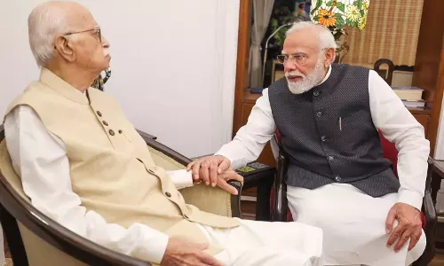 25 साल पूरे होने पर आडवाणी से मिले पीएम मोदी लिया आशीर्वाद