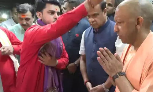 वाराणसी पहुंचे CM योगी और हिमंत बिस्वा सरमा, काल भैरव मंदिर में की पूजा-अर्चना