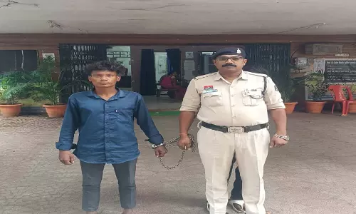 बस स्टैंड में चाकू लेकर लोगों को डरा रहा युवक गिरफ्तार, न्यायिक अभिरक्षा में भेजा गया बस स्टैंड में चाकू लेकर लोगों को डरा रहा युवक गिरफ्तार, न्यायिक अभिरक्षा में भेजा गया