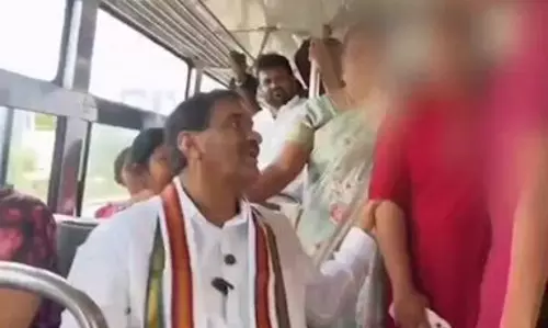छात्रा का हाथ पकड़ते दिखे कांग्रेस MLA, वीडियो वायरल छात्रा का हाथ पकड़ते दिखे कांग्रेस MLA, वीडियो वायरल