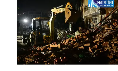 दिल्ली के सीमापुरी में 5 मंजिला इमारत ढही, 3 की मौत दिल्ली के सीमापुरी में 5 मंजिला इमारत ढही, 3 की मौत