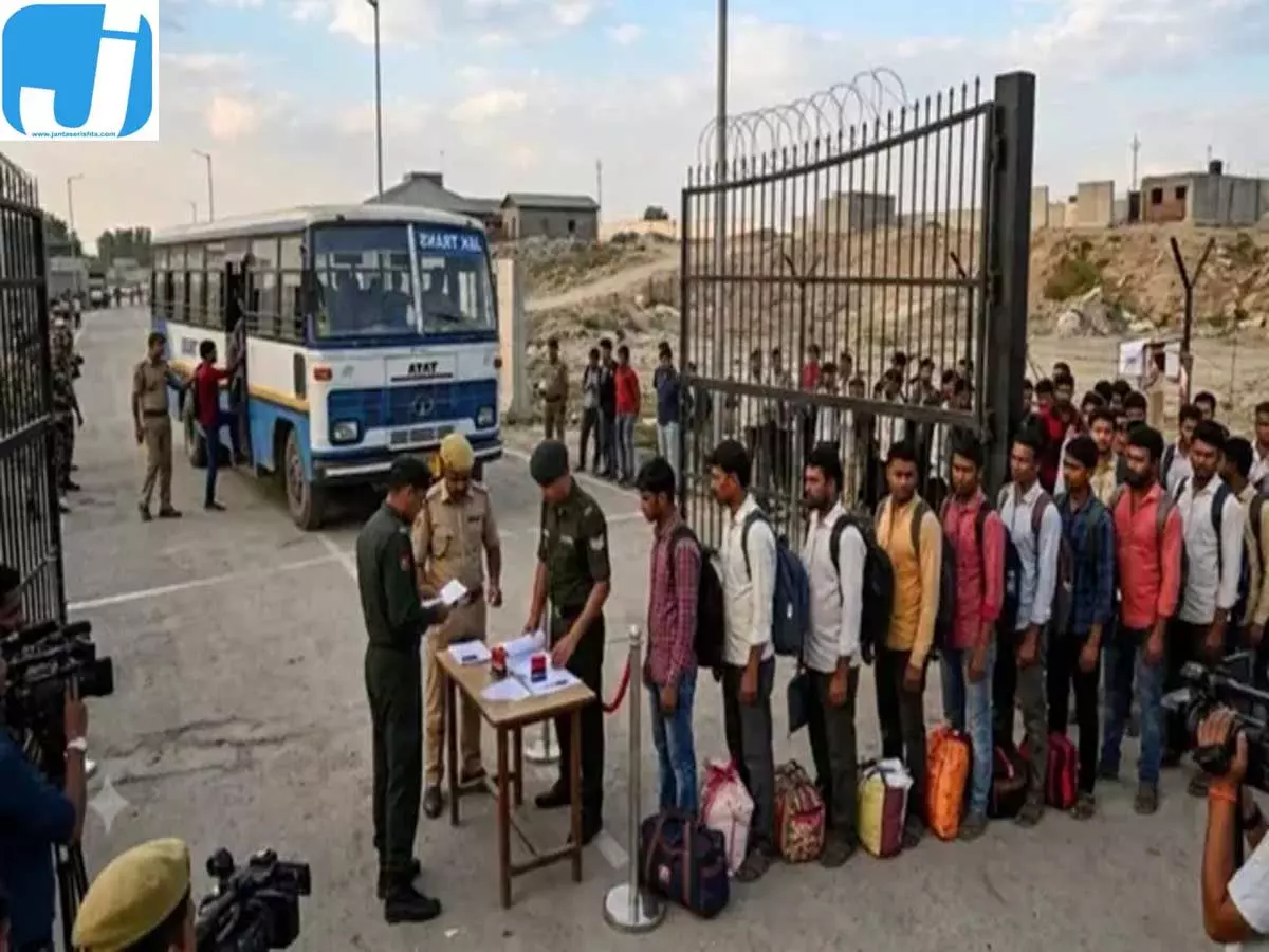 जम्मू-कश्मीर से 150 बांग्लादेशी नागरिक बंगाल भेजे गए, डिपोर्टेशन की प्रक्रिया शुरू जम्मू-कश्मीर से 150 बांग्लादेशी नागरिक बंगाल भेजे गए, डिपोर्टेशन की प्रक्रिया शुरू