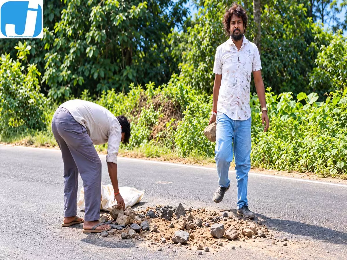 मधेपुरा में मिसाल बने युवा, जानलेवा गड्ढा भरकर दिया बड़ा संदेश मधेपुरा में मिसाल बने युवा, जानलेवा गड्ढा भरकर दिया बड़ा संदेश