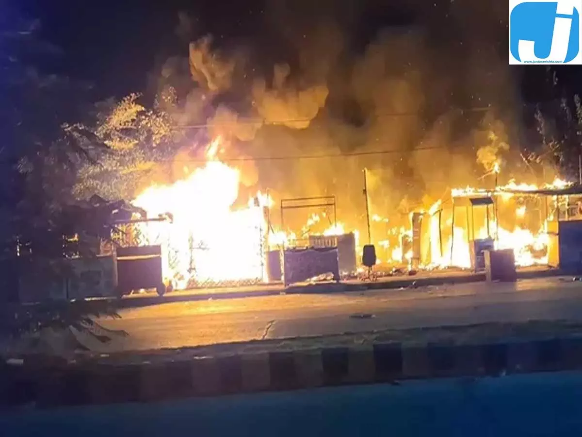 आगरा में ढाबे में भीषण आग, सिलिंडर धमाके से मची अफरा-तफरी आगरा में ढाबे में भीषण आग, सिलिंडर धमाके से मची अफरा-तफरी