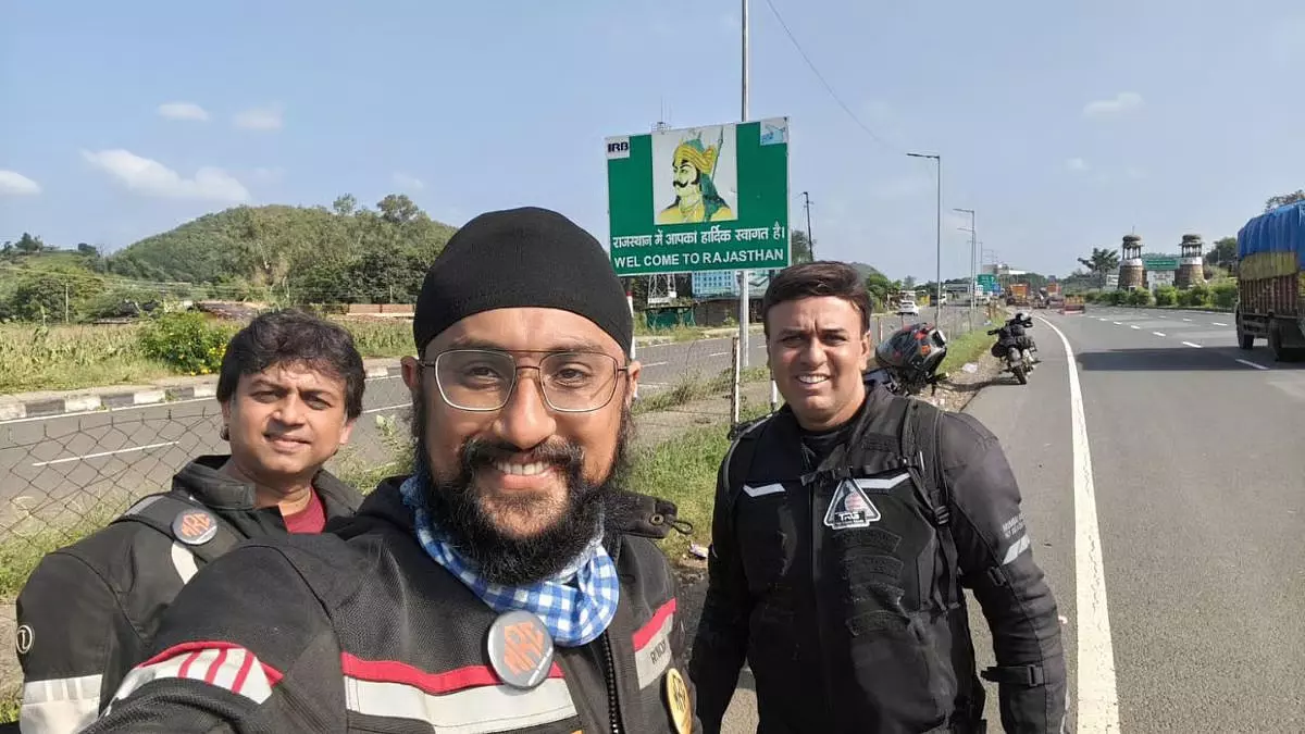 12 दिनों में 5,300 किलोमीटर की बाइक यात्रा, तीन दोस्तों ने किए पांचों सिख तख्तों के दर्शन 12 दिनों में 5,300 किलोमीटर की बाइक यात्रा, तीन दोस्तों ने किए पांचों सिख तख्तों के दर्शन