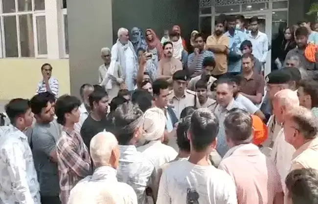 मौत से नाराज परिजनों ने सर्कुलर रोड पर लगाया जाम मौत से नाराज परिजनों ने सर्कुलर रोड पर लगाया जाम