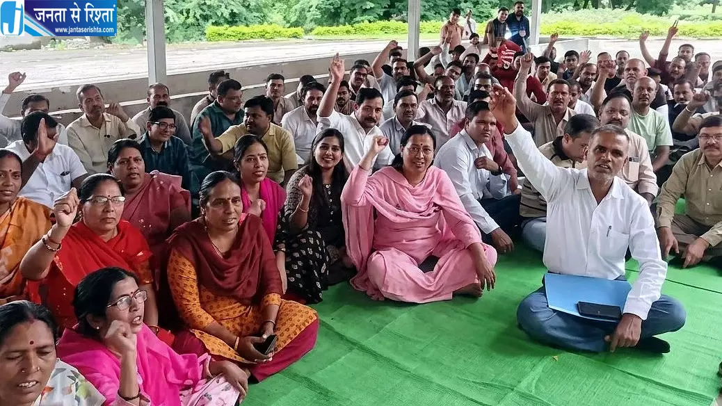 RGPV को तीन जोनल विश्वविद्यालयों में बांटने के प्रस्ताव का विरोध, काली पट्टी बांधकर प्रदर्शन RGPV को तीन जोनल विश्वविद्यालयों में बांटने के प्रस्ताव का विरोध, काली पट्टी बांधकर प्रदर्शन