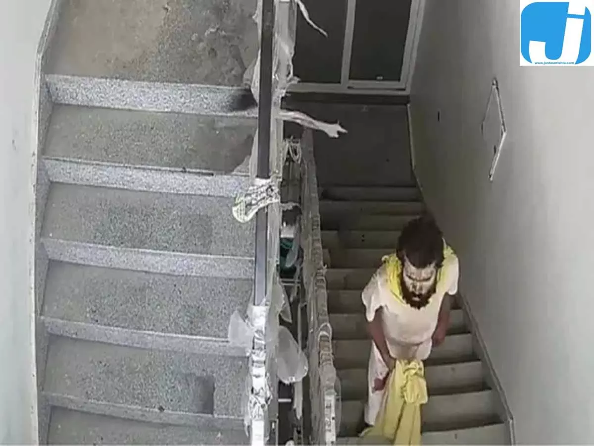कमरे से छत तक अकेले पहुंचे रसिक दुलारी, CCTV ने जोड़ी घटना की कड़ियां कमरे से छत तक अकेले पहुंचे रसिक दुलारी, CCTV ने जोड़ी घटना की कड़ियां
