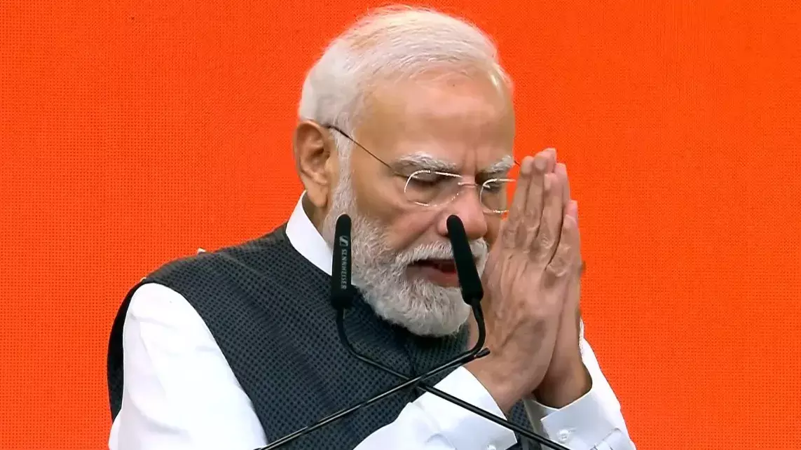 25 साल तक सेवक चुना: जनता के आगे नतमस्तक हुए पीएम मोदी 25 साल तक सेवक चुना: जनता के आगे नतमस्तक हुए पीएम मोदी