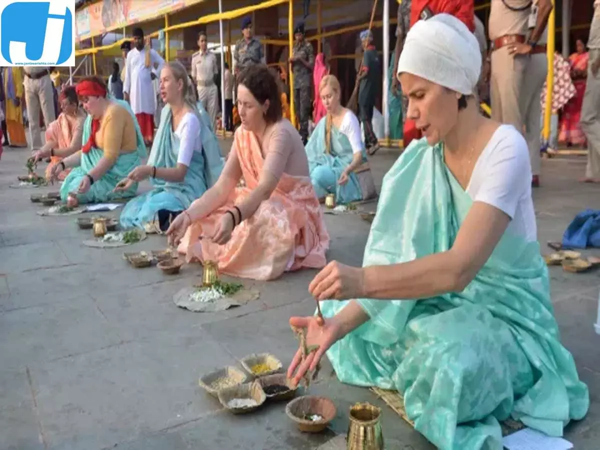 गयाजी में उमड़ा श्रद्धा का सैलाब, पिंडदान के लिए 37 लाख से ज्यादा लोग गयाजी में उमड़ा श्रद्धा का सैलाब, पिंडदान के लिए 37 लाख से ज्यादा लोग