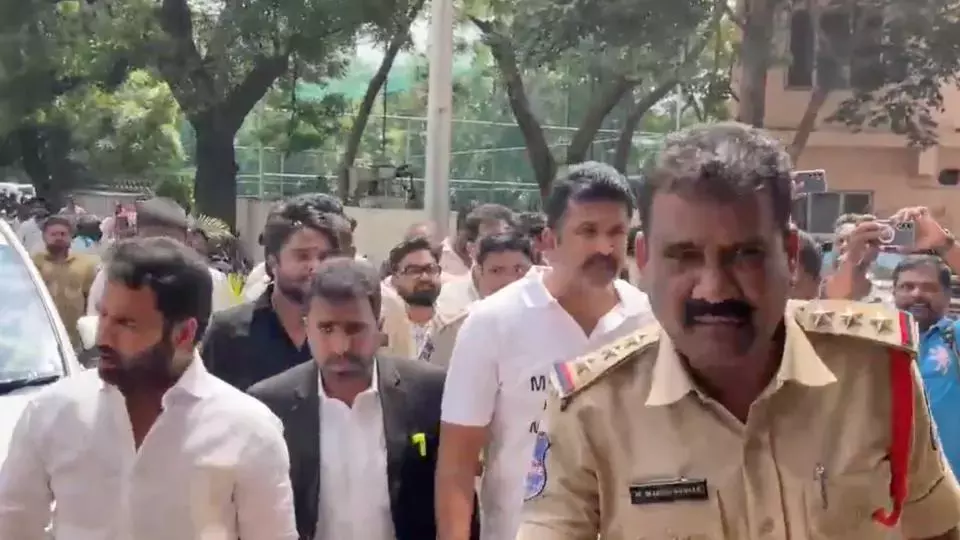 Telangana: मन्ने कृशनक ने अपनी गिरफ्तारी की आशंका जताते हुए उच्च न्यायालय का दरवाजा खटखटाया Telangana: मन्ने कृशनक ने अपनी गिरफ्तारी की आशंका जताते हुए उच्च न्यायालय का दरवाजा खटखटाया