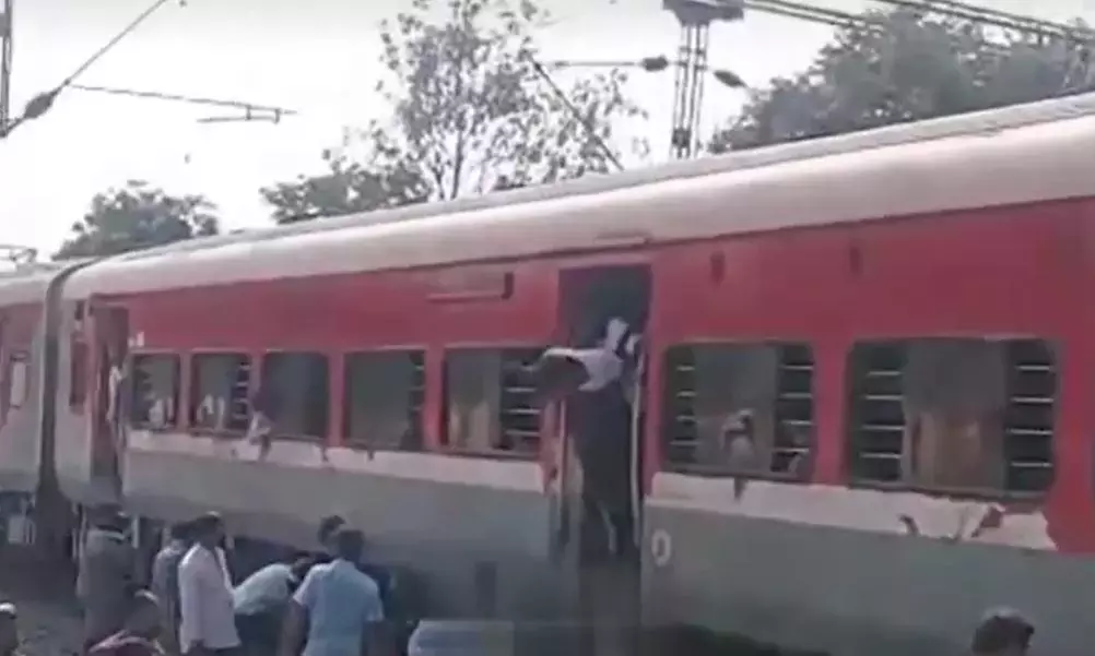 Telangana: सिरपुर-कागजनगर ट्रेन में बीबीनगर के पास आग लग गई Telangana: सिरपुर-कागजनगर ट्रेन में बीबीनगर के पास आग लग गई