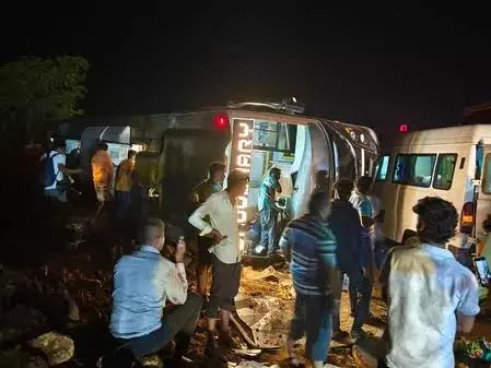 बस पलटने से नासिक में दो लोगों की मौत, सात घायल बस पलटने से नासिक में दो लोगों की मौत, सात घायल