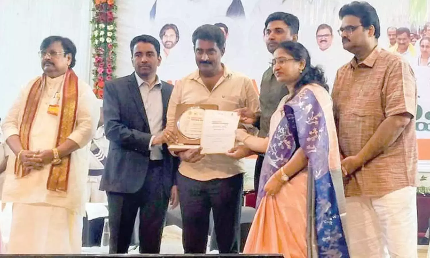 Andhra: नुन्ना स्कूल को स्वच्छ आंध्र पुरस्कार मिला Andhra: नुन्ना स्कूल को स्वच्छ आंध्र पुरस्कार मिला