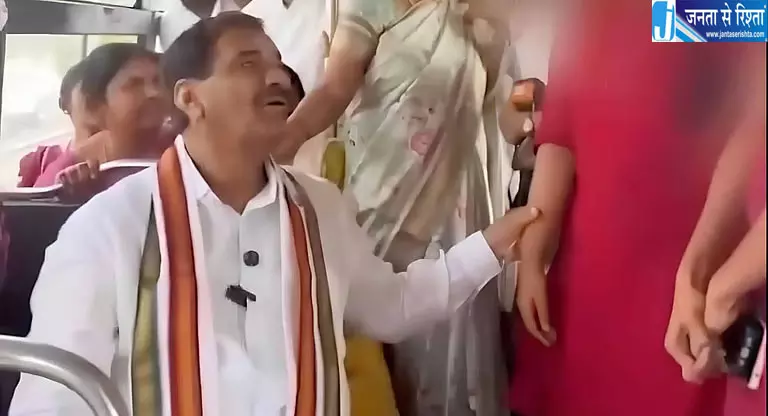वायरल वीडियो में छात्रा को बार-बार छूते दिखे कांग्रेस विधायक मालरेड्डी रंगा रेड्डी, विवाद बढ़ा वायरल वीडियो में छात्रा को बार-बार छूते दिखे कांग्रेस विधायक मालरेड्डी रंगा रेड्डी, विवाद बढ़ा