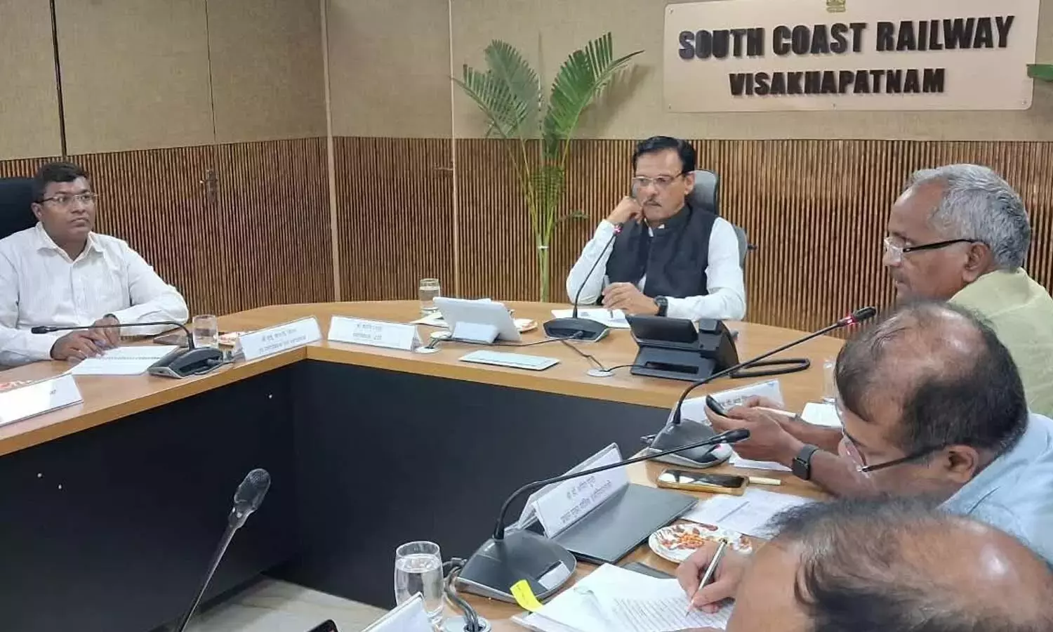 Andhra: साउथ कोस्ट रेलवे जीएम ने भीड़ प्रबंधन व्यवस्था की समीक्षा की Andhra: साउथ कोस्ट रेलवे जीएम ने भीड़ प्रबंधन व्यवस्था की समीक्षा की
