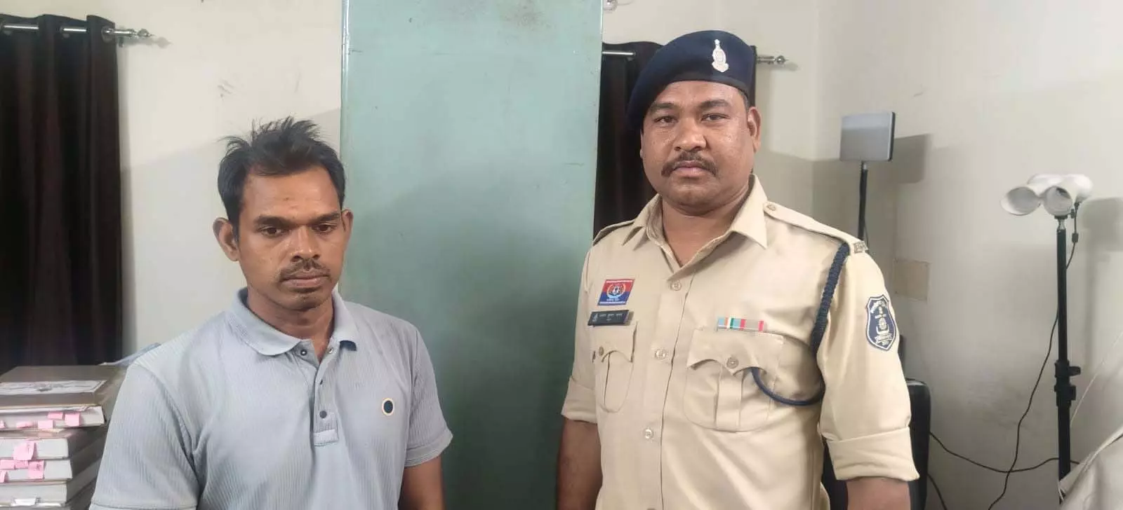 CG: रिटायर्ड शिक्षक से 47 लाख की ठगी, आरोपी गिरफ्तार CG: रिटायर्ड शिक्षक से 47 लाख की ठगी, आरोपी गिरफ्तार