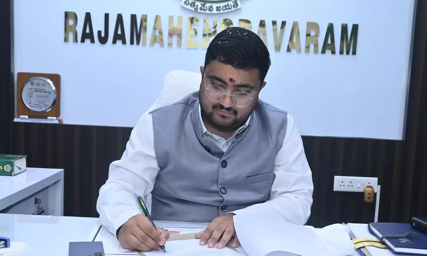 Andhra: सुभम नोखवाल ने उपजिलाधिकारी का पदभार ग्रहण किया Andhra: सुभम नोखवाल ने उपजिलाधिकारी का पदभार ग्रहण किया