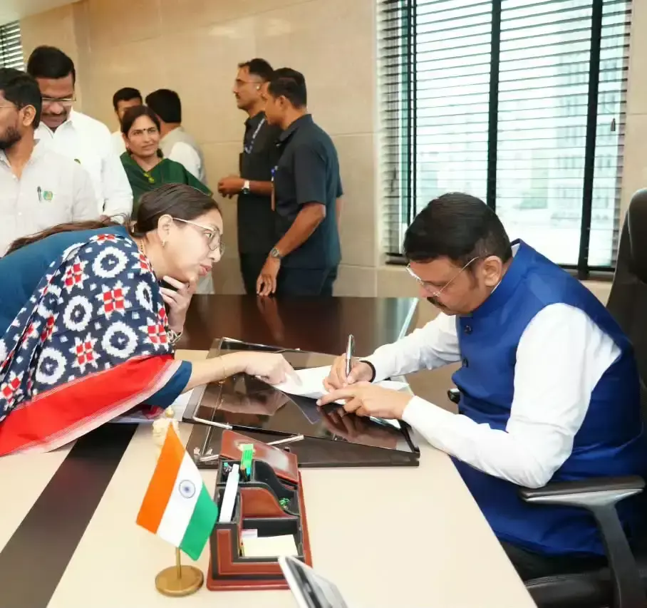 वसई के लंबित मुद्दों को लेकर सीएम फडणवीस से मिलीं स्नेहा दुबे पंडित वसई के लंबित मुद्दों को लेकर सीएम फडणवीस से मिलीं स्नेहा दुबे पंडित