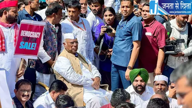 भारी हंगामे के अगले दिन INDIA गठबंधन की लंच बैठक, जंतर-मंतर पर धरने का ऐलान भारी हंगामे के अगले दिन INDIA गठबंधन की लंच बैठक, जंतर-मंतर पर धरने का ऐलान