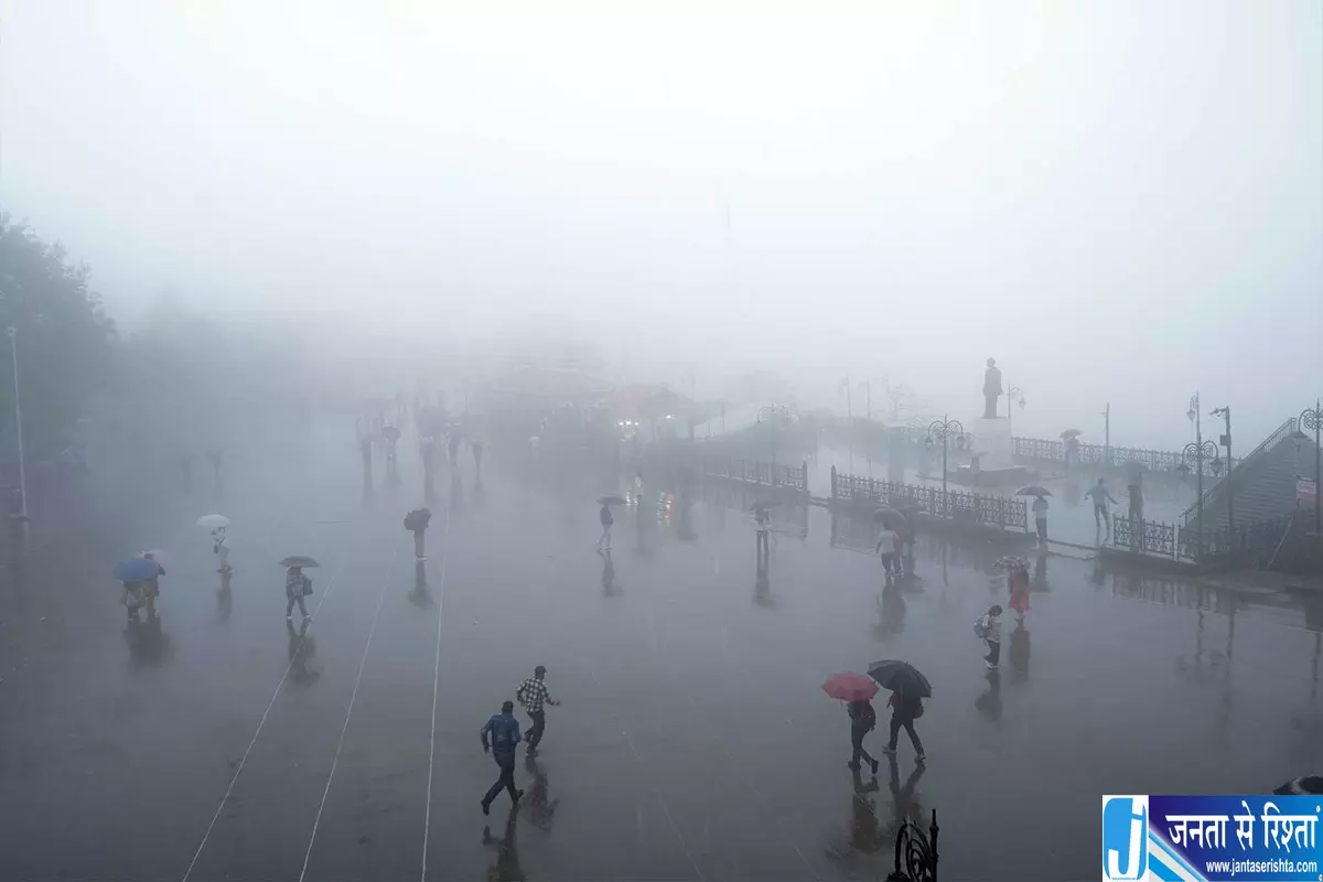 शिमला में बारिश और कोहरे से बदला मौसम शिमला में बारिश और कोहरे से बदला मौसम