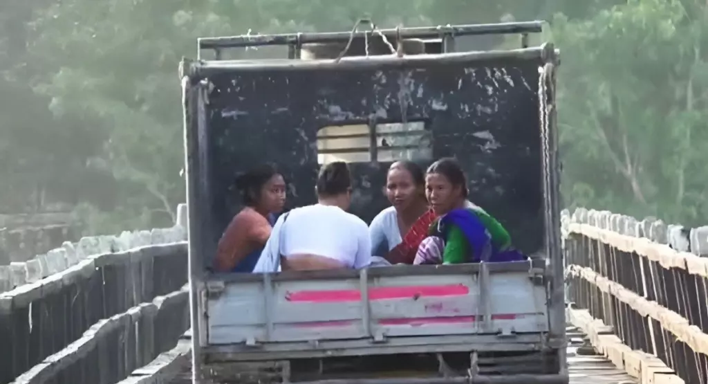 लखीमपुर में बदहाल सड़कें: एम्बुलेंस न पहुँचने पर वैन में हुआ नवजात का जन्म लखीमपुर में बदहाल सड़कें: एम्बुलेंस न पहुँचने पर वैन में हुआ नवजात का जन्म
