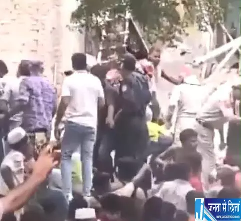 ईदगाह मछली मंडी के पास इमारत गिरी कोई हताहत नहीं ईदगाह मछली मंडी के पास इमारत गिरी कोई हताहत नहीं