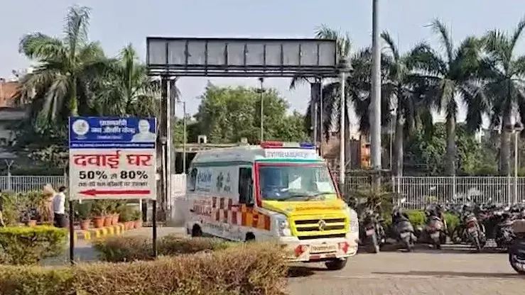सीमापुरी हादसा: इमारत ढहने से कई लोगों के फंसने की आशंका सीमापुरी हादसा: इमारत ढहने से कई लोगों के फंसने की आशंका