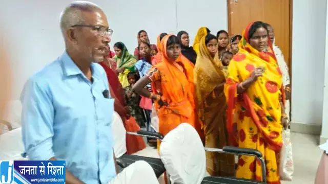 पीएम आवास योजना की सूची में नाम नहीं आने पर महिलाओं का प्रदर्शन पीएम आवास योजना की सूची में नाम नहीं आने पर महिलाओं का प्रदर्शन