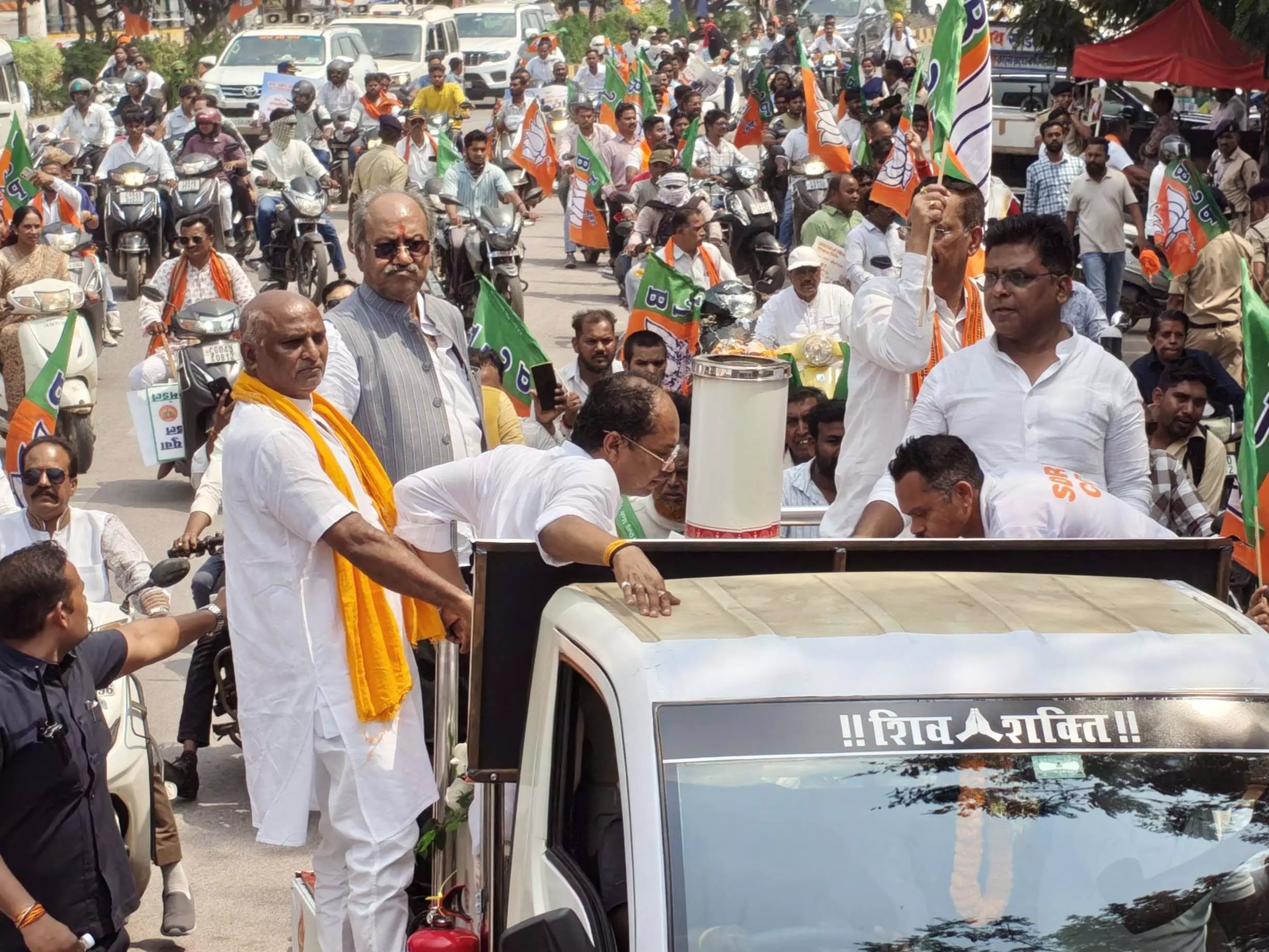 सेवा ज्योति यात्रा में शामिल हुए सांसद बृजमोहन अग्रवाल, तेलीबांधा में सभा को किया संबोधित सेवा ज्योति यात्रा में शामिल हुए सांसद बृजमोहन अग्रवाल, तेलीबांधा में सभा को किया संबोधित