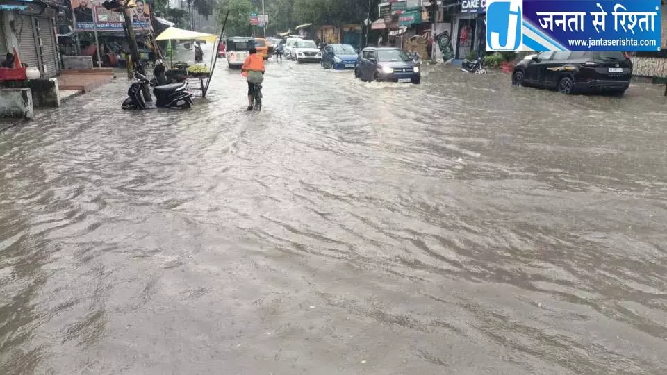 लखनऊ में भारी जलभराव सड़कों पर यातायात प्रभावित लखनऊ में भारी जलभराव सड़कों पर यातायात प्रभावित