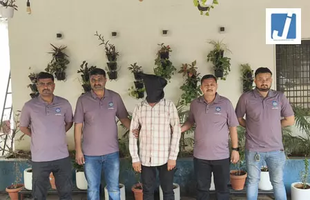 फेसबुक हनीट्रैप का खुलासा, बुजुर्ग से 24 लाख की उगाही; एक आरोपी गिरफ्तार फेसबुक हनीट्रैप का खुलासा, बुजुर्ग से 24 लाख की उगाही; एक आरोपी गिरफ्तार