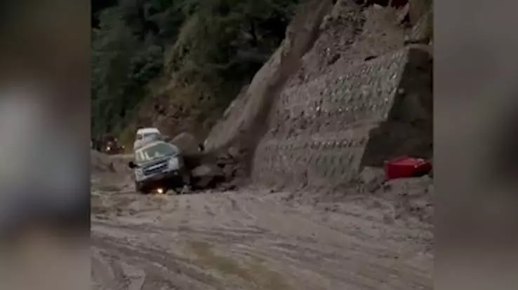 अरुणाचल में दर्दनाक हादसा टला: टूरिस्ट वाहन पर गिरा विशाल पत्थर अरुणाचल में दर्दनाक हादसा टला: टूरिस्ट वाहन पर गिरा विशाल पत्थर