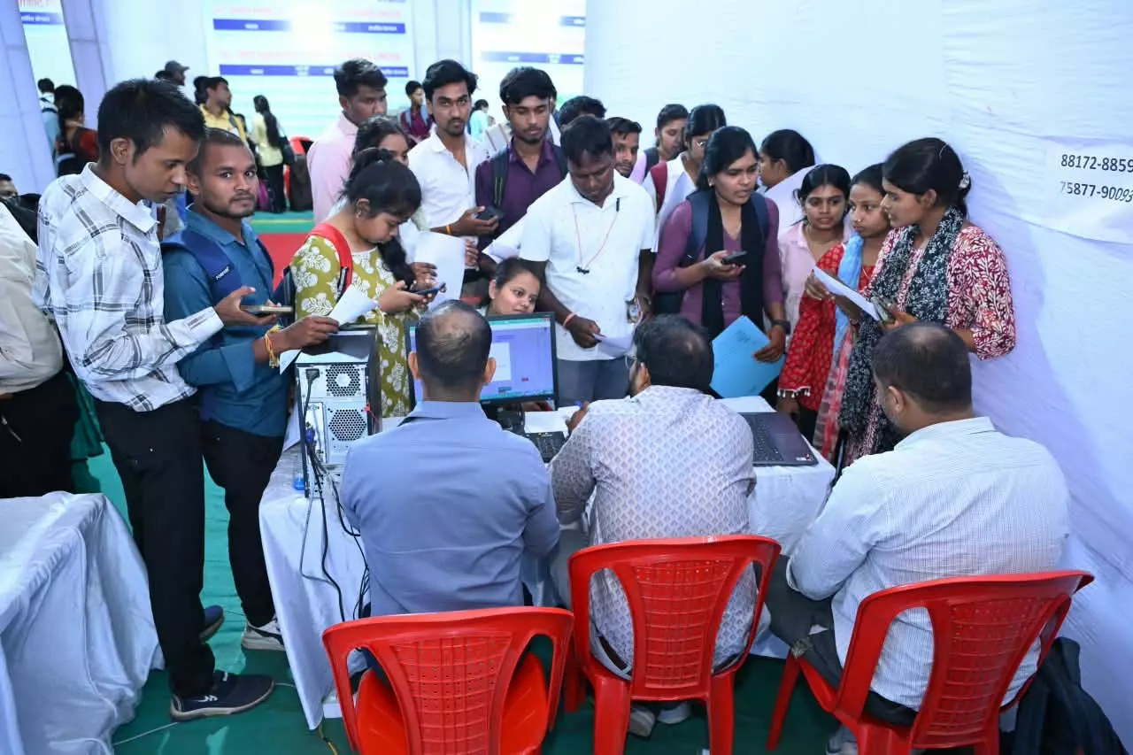 राज्य स्तरीय रोजगार मेले के पहले दिन 5,018 प्रतिभागियों ने कराया पंजीयन राज्य स्तरीय रोजगार मेले के पहले दिन 5,018 प्रतिभागियों ने कराया पंजीयन