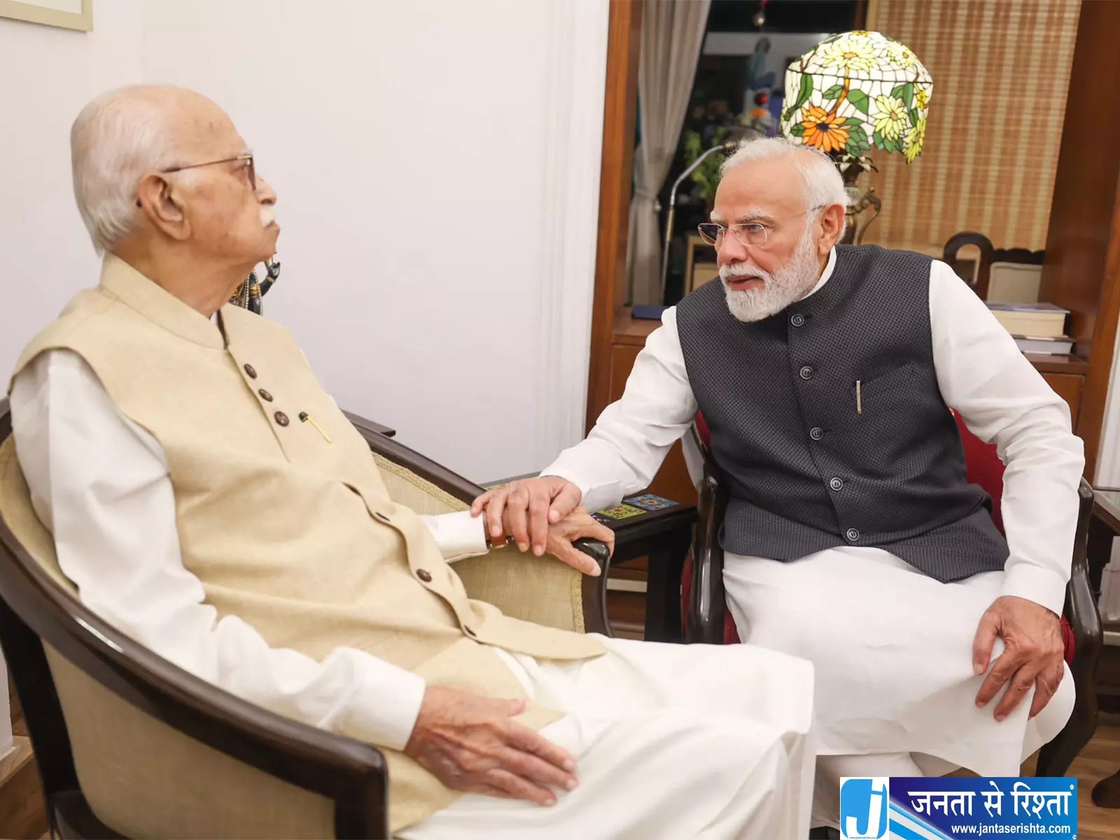 25 साल पूरे होने पर आडवाणी से मिले पीएम मोदी लिया आशीर्वाद 25 साल पूरे होने पर आडवाणी से मिले पीएम मोदी लिया आशीर्वाद