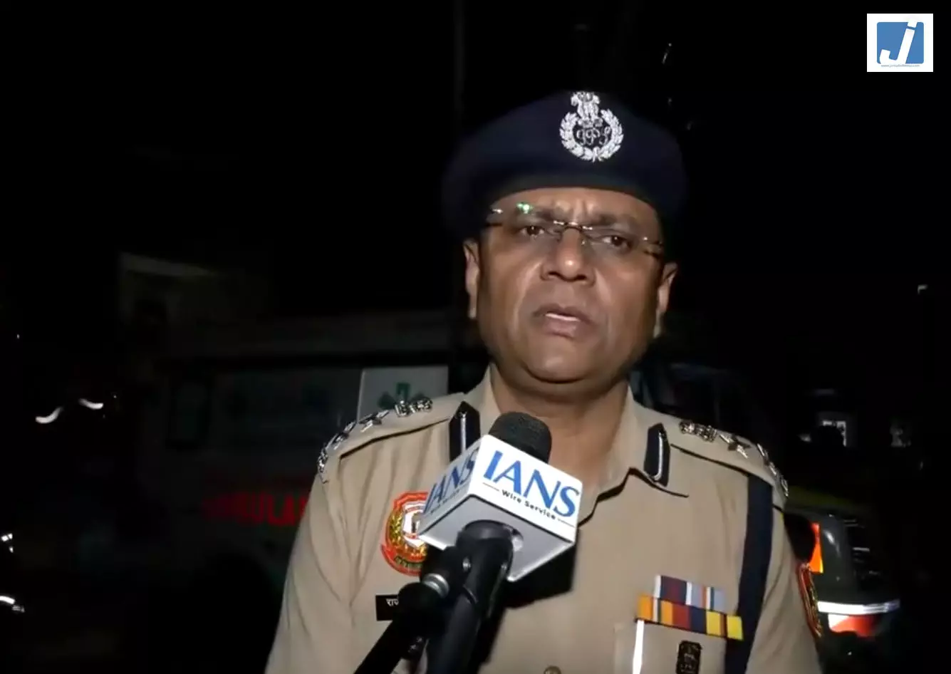 बिल्डिंग हादसे में बच्चे की मौत, 7-8 लोगों का रेस्क्यू; मलबा हटाने का काम जारी बिल्डिंग हादसे में बच्चे की मौत, 7-8 लोगों का रेस्क्यू; मलबा हटाने का काम जारी