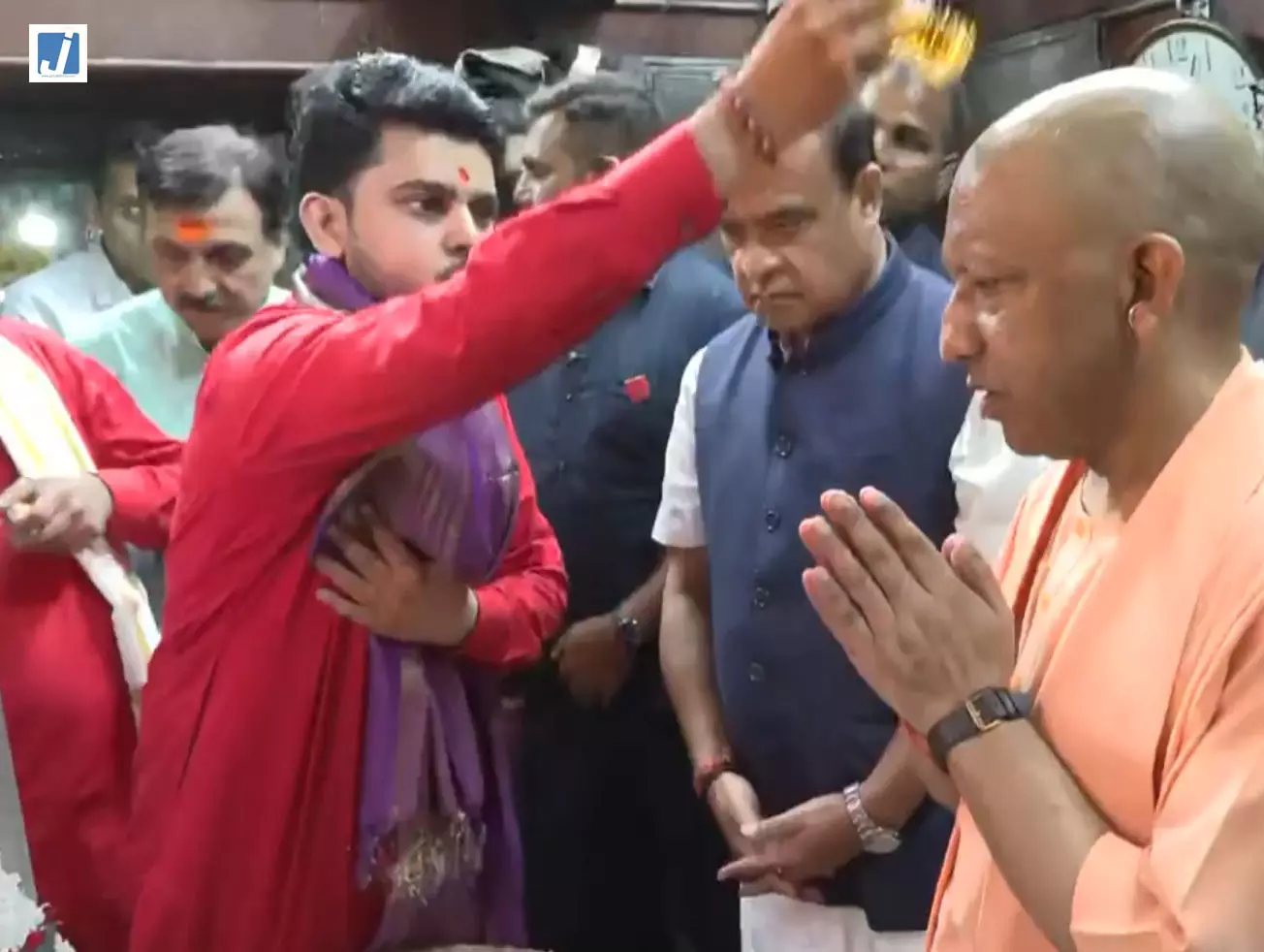 वाराणसी पहुंचे CM योगी और हिमंत बिस्वा सरमा, काल भैरव मंदिर में की पूजा-अर्चना वाराणसी पहुंचे CM योगी और हिमंत बिस्वा सरमा, काल भैरव मंदिर में की पूजा-अर्चना