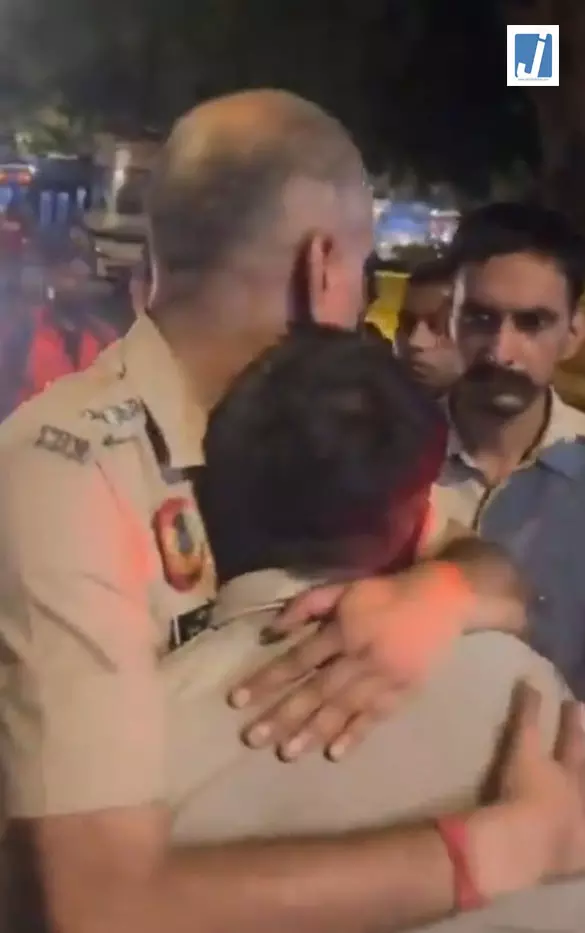 40-50 लोगों की भीड़ ने घेरा, गाली-गलौज और मारपीट की’, पुलिस कांस्टेबल का आरोप 40-50 लोगों की भीड़ ने घेरा, गाली-गलौज और मारपीट की’, पुलिस कांस्टेबल का आरोप