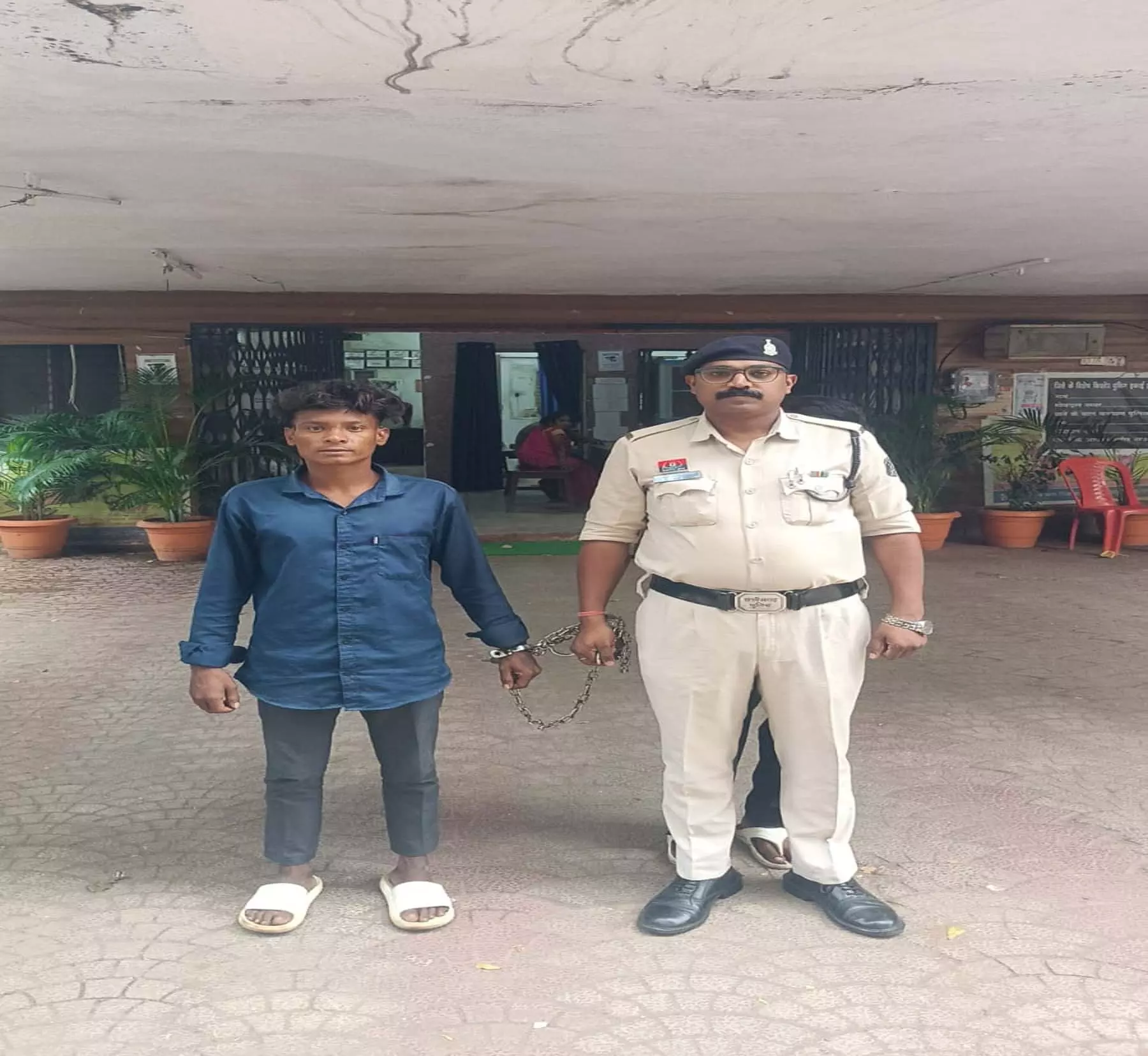बस स्टैंड में चाकू लेकर लोगों को डरा रहा युवक गिरफ्तार, न्यायिक अभिरक्षा में भेजा गया बस स्टैंड में चाकू लेकर लोगों को डरा रहा युवक गिरफ्तार, न्यायिक अभिरक्षा में भेजा गया