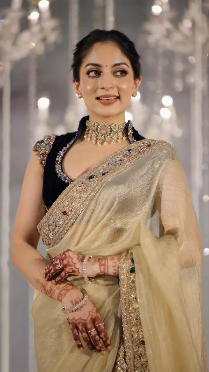 ट्रेडिशनल लुक में ईशानी ने ढाया कहर