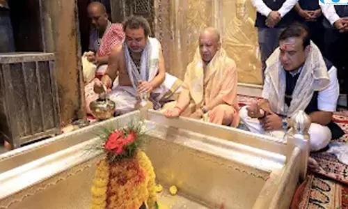 योगी आदित्यनाथ ने काशी विश्वनाथ मंदिर में पूजा-अर्चना की
