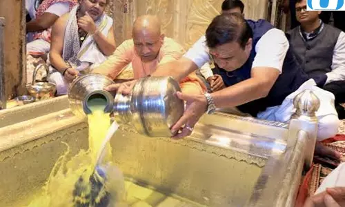 योगी आदित्यनाथ और असम के मुख्यमंत्री हिमंता बिस्वा सरमा ने विश्वनाथ मंदिर में टेका माथा